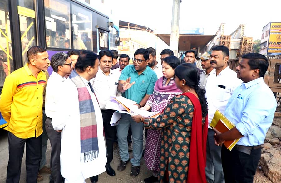 ಹುಬ್ಬಳ್ಳಿಯ ಹೊಸೂರು ವೃತ್ತದಲ್ಲಿ ಮೇಲ್ಸೇತುವೆ ಕಾಮಗಾರಿ ವೀಕ್ಷಿಸಿದ ಜಿಲ್ಲಾಧಿಕಾರಿ ಸ್ನೇಹಲ್‌ ಆರ್‌., ಅಧಿಕಾರಿಗಳಿಂದ ಮಾಹಿತಿ ಪಡೆದರು. ಶಾಸಕ ಮಹೇಶ ಟೆಂಗಿನಕಾಯಿ ಹಾಜರಿದ್ದರು