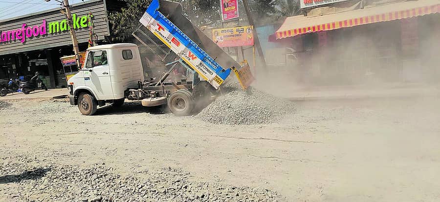 <div class="paragraphs"><p>ರಸ್ತೆ ಸರಿಪಡಿಸಲು ಜಲ್ಲಿ ಹಾಕಲಾಯಿತು</p></div>