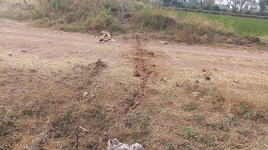 ಕೆಂಭಾವಿ ಪಟ್ಟಣ ವ್ಯಾಪ್ತಿಯ ಜಮೀನೊಂದರ ಭೂಮಿಯಲ್ಲಿ ಅಳವಡಿಸಿದ್ದ ಸುಮಾರು 50 ಅಡಿಗೂ ಹೆಚ್ಚು ಉದ್ದ ಮೋಟಾರ ಕೇಬಲ್‍ನ್ನು ಕಳ್ಳರು ತೆಗೆದುಕೊಂಡು ಹೋಗಿರುವುದು