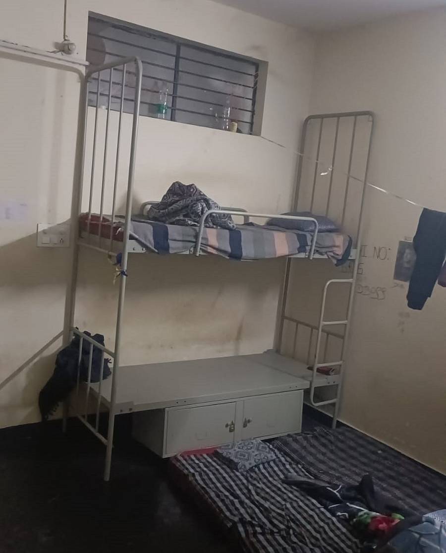 ಕಲಬುರಗಿಯ ಸರ್ಕಾರಿ ಮೆಟ್ರಿಕ್‌ ನಂತರ ಬಾಲಕರ ವಸತಿ ನಿಲಯ–4ರಲ್ಲಿ ಕೋಣೆಯೊಂದರಲ್ಲಿ ಒಂದು ಕಾಟ್‌ ಹಾಕಿರುವುದು