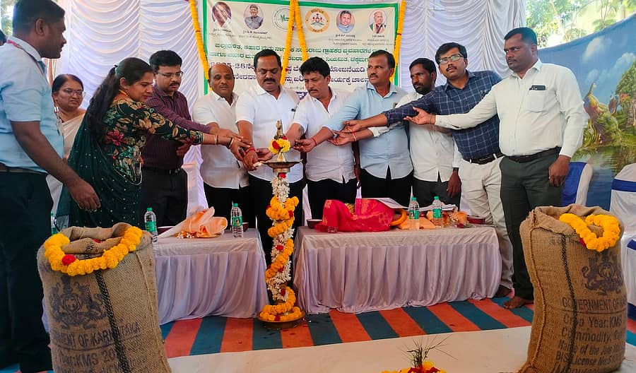 ಕಡೂರು ಎಪಿಎಂಸಿ ಆವರಣದಲ್ಲಿ ಬುಧವಾರ ಆಹಾರ ಮತ್ತು ನಾಗರಿಕ ಸರಬರಾಜು ಇಲಾಖೆ ವತಿಯಿಂದ ಬೆಂಬಲ ಬೆಲೆಯಲ್ಲಿ ರಾಗಿ ಖರೀದಿ ಕೇಂದ್ರವನ್ನು ಶಾಸಕ ಕೆ.ಎಸ್‌. ಆನಂದ್‌ ಉದ್ಘಾಟಿಸಿದರು. ಯೋಗಾನಂದ, ಅನುರಾಧಾ, ಅಶೋಕ್‌, ವಿಶ್ವನಾಥ್‌ ಭಾಗವಹಿಸಿದ್ದರು