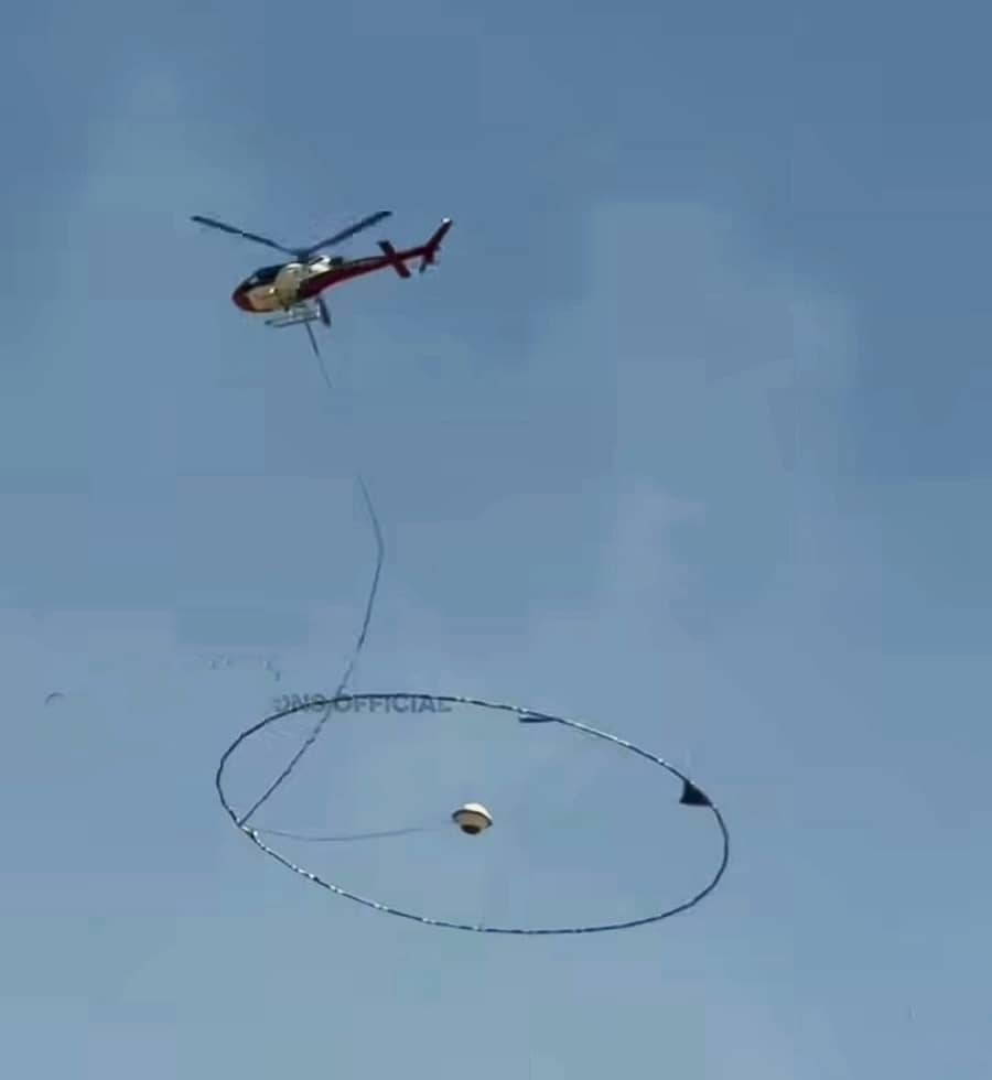 ಕಡಿಮೆ ಎತ್ತರದಲ್ಲಿ ಹಾರಾಡುತ್ತಿರುವ ಹೆಲಿಕಾಪ್ಟರ್