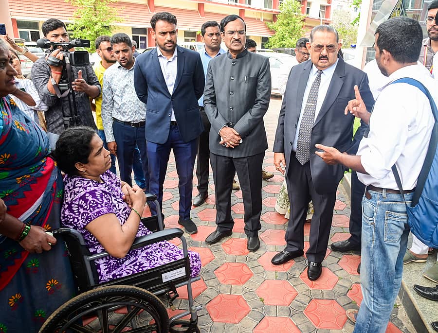 ಮಂಜನಾಡಿಯಲ್ಲಿ ಮಣ್ಣು ಕುಸಿತದಿಂದ ಕಾಲುಗಳನ್ನು ಕಳೆದುಕೊಂಡ ಅಶ್ವಿನಿ ಸಂಬಂಧಿಕರು ರಾಜ್ಯ ಮಾನವ ಹಕ್ಕುಗಳ ಆಯೋಗದ ಅಧ್ಯಕ್ಷ ಟಿ.ಶ್ಯಾಮ ಭಟ್ ಹಾಗೂ  ಸದಸ್ಯರಾದ ವಂಟಿಗೋಡಿ ಅವರಿಗೆ ಮಾಹಿತಿ ನೀಡಿದರುದರು ಪ್ರಜಾವಾಣಿ ಚಿತ್ರ