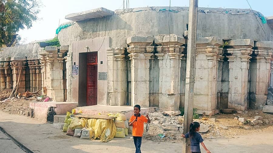 <div class="paragraphs"><p>ಹುಣಸಗಿ ತಾಲ್ಲೂಕಿನ ಅರಕೇರಾ ಜೆ ಗ್ರಾಮದಲ್ಲಿರುವ ಸಹಸ್ರ ಲಿಂಗದ ದೇವಸ್ಥಾನ</p></div>