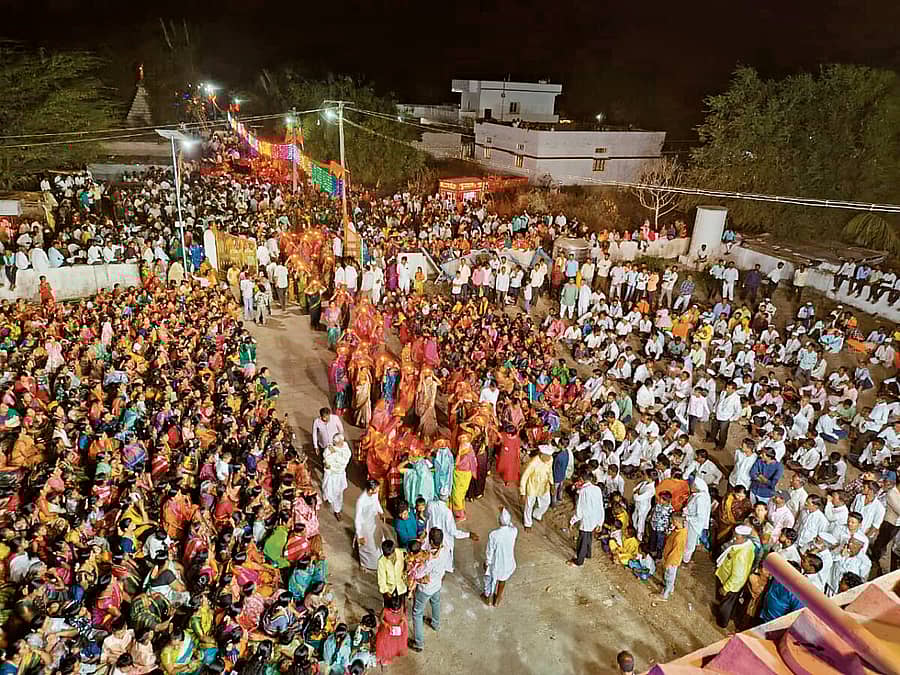 ಅಫಜಲಪುರ ತಾಲ್ಲೂಕಿನ ಅಮರ್ಜಾ ನದಿ ತೀರದ ಕಾರಭೋಸಗಾ ಗ್ರಾಮದ ಕಾಡಸಿದ್ದೇಶ್ವರ ಜಾತ್ರಾ ಮಹೋತ್ಸವವು ಬುಧವಾರ ಸಂಭ್ರಮದಿಂದ ನಡೆಯಿತು