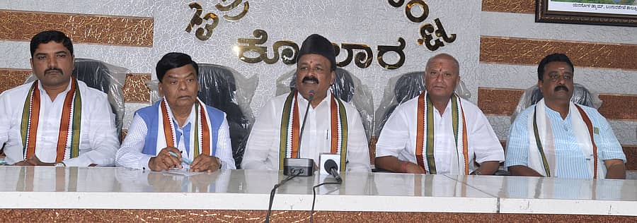 ಕೋಲಾರದಲ್ಲಿ ಬುಧವಾರ ಪತ್ರಿಕಾಗೋಷ್ಠಿಯಲ್ಲಿ ಸವಿತಾ ಸಮಾಜ ಅಭಿವೃದ್ಧಿ ನಿಗಮದ ಅಧ್ಯಕ್ಷ ಎಂ.ಎಸ್ ಮುತ್ತುರಾಜ್ ಮಾತನಾಡಿದರು. ಸವಿತಾ ಸಮಾಜದ ಜಿಲ್ಲಾ ಗೌರವಾಧ್ಯಕ್ಷ ಎಸ್.ಮಂಜುನಾಥ್, ಓಬಿಸಿ ಮಂಜುನಾಥ್‌, ಶಿವಕುಮಾರ್ ಪಾಲ್ಗೊಂಡಿದ್ದರು
