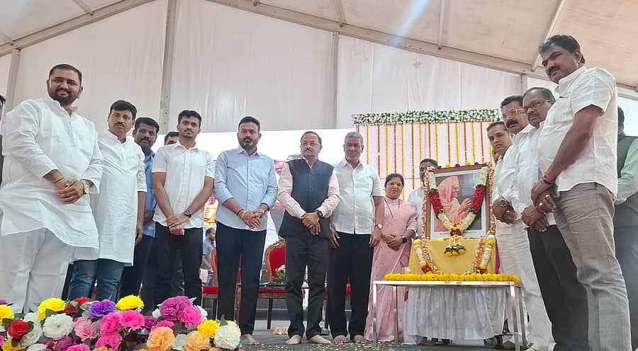 ಬೆಳಗಾವಿಯಲ್ಲಿ ಬುಧವಾರ ಬಿಡಿಸಿಸಿ ಬ್ಯಾಂಕಿನ ಹೊಸ ಯೋಜನೆಗಳ ಉದ್ಘಾಟನಾ ಸಮಾರಂಭದಲ್ಲಿ ಮಹಾಂತ ಶಿವಯೋಗಿಗಳ ಭಾವಚಿತ್ರಕ್ಕೆ ಪೂಜೆ ಸಲ್ಲಿಸಲಾಯಿತು. ರಾಹುಲ್ ಜಾರಕಿಹೊಳಿ, ಚನ್ನರಾಜ ಹಟ್ಟಿಹೊಳಿ, ಅಣ್ಣಾಸಾಹೇಬ ಹೊಲ್ಲೆ, ಬಾಲಚಂದ್ರ ಜಾರಕಿಹೊಳಿ, ಗಣೇಶ ಹುಕ್ಕೇರಿ ಹಾಗೂ ನಿರ್ದೇಶಕರು ಪಾಲ್ಗೊಂಡರು