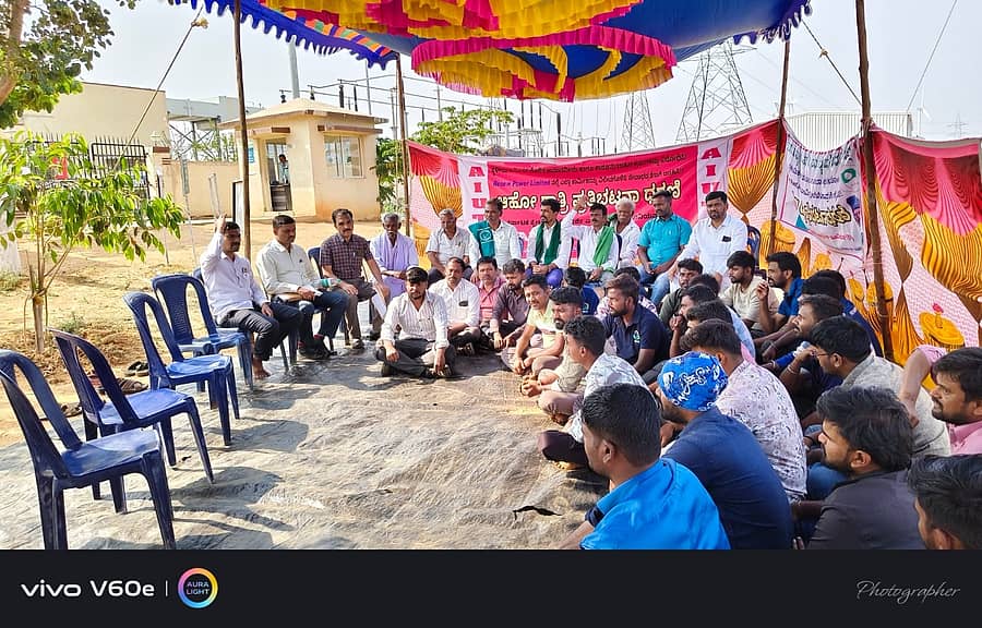 ಧರಣಿಯಲ್ಲಿ ಪಾಲುಗೊಂಡಿರುವ ನೌಕರರು