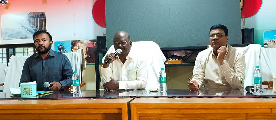 ಲಿಂಗಸುಗೂರು ತಾ.ಪಂ ಸಭಾಂಗಣದಲ್ಲಿ ನಡೆದ ಟಾಸ್ಕ್ ಪೋರ್ಸ್ ಸಭೆಯಲ್ಲಿ ಶಾಸಕ ಮಾನಪ್ಪ ವಜ್ಜಲ್ ಮಾತನಾಡಿದರು 