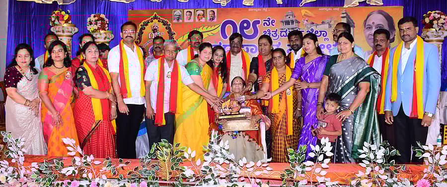 ಸಾಹಿತ್ಯ ಸಮ್ಮೇಳನದಲ್ಲಿ ಸಮ್ಮೇಳನಾಧ್ಯಕ್ಷೆ ಕೆ.ಆರ್‌. ಸಂಧ್ಯಾರೆಡ್ಡಿ ಅವರಿಗೆ ಬಾಗಿನ ನೀಡಿ ಗೌರವ ಸಲ್ಲಿಸಿದ ಜಿಲ್ಲಾ ಘಟಕ
ಪ್ರಜಾವಾಣಿ ಚಿತ್ರ; ವಿ.ಚಂದ್ರಪ್ಪ