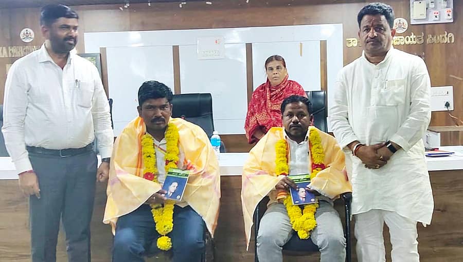 ಸಿಂದಗಿಯಲ್ಲಿ ನಡೆದ ಸಭೆಯಲ್ಲಿ  ಯಂಕಂಚಿ ಗ್ರಾಮ ಪಂಚಾಯಿತಿ ಪಿಡಿಒ ಸಂಜೀವಕುಮಾರ ದೊಡಮನಿ, ಸುಂಗಠಾಣ ಗ್ರಾಮ ಪಂಚಾಯಿತಿ ಪಿಡಿಒ ಬಸವರಾಜ ಶಹಾಪೂರ ಅವರನ್ನು ಶಾಸಕ ಅಶೋಕ ಮನಗೂಳಿ ಅವರು  ಸನ್ಮಾನಿಸಿದರು 