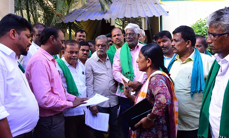 ವಿಮಾ ಪರಿಹಾರ ಪಾವತಿಗೆ ಒತ್ತಾಯಿಸಿ ಪ್ರತಿಭಟನೆ ನಡೆಸಿದ ರೈತ ಮುಖಂಡರ ಜೊತೆ ತೋಟಗಾರಿಕೆ ಇಲಾಖೆ ಅಧಿಕಾರಿಗಳು ಚರ್ಚಿಸಿದರು