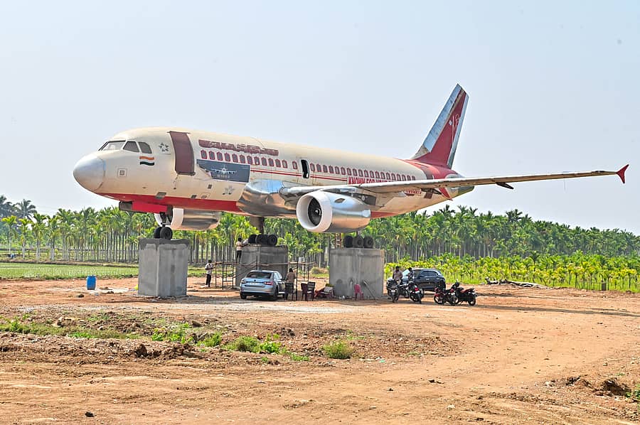ದಾವಣಗೆರೆ ಹೊರವಲಯದ ರಾಷ್ಟ್ರೀಯ ಹೆದ್ದಾರಿ–48ರ ಪಕ್ಕದ (ಹಳೆಬಾತಿ ಸಮೀಪ) ಜಾಗದಲ್ಲಿ ನಿಂತಿರುವ ಏರ್‌ ಇಂಡಿಯಾ ವಿಮಾನದಲ್ಲಿ ರೆಸ್ಟೋರೆಂಟ್‌ ಸಿದ್ಧವಾಗುತ್ತಿರುವುದು 
ಪ್ರಜಾವಾಣಿ ಚಿತ್ರ: ಸತೀಶ್ ಬಡಿಗೇರ