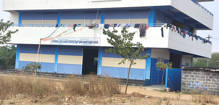 ಹಗರಿಬೊಮ್ಮನಹಳ್ಳಿಯ ಬಾಡಿಗೆ ಕಟ್ಟಡದಲ್ಲಿರುವ ಡಿ.ದೇವರಾಜ ಅರಸು ಹಿಂದುಳಿದ ವರ್ಗಗಳ ಇಲಾಖೆಯ ಮೆಟ್ರಿಕ್ ಪೂರ್ವ ಬಾಲಕರ ವಿದ್ಯಾರ್ಥಿ ನಿಲಯ