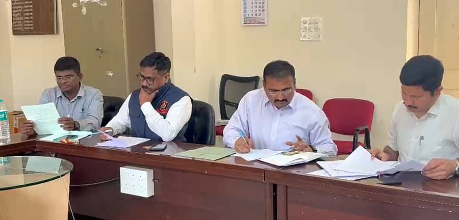 ದೇವನಹಳ್ಳಿ ತಾಲ್ಲೂಕು ಕಚೇರಿಯಲ್ಲಿ ಲೋಕಾಯುಕ್ತ ಡಿವೈಎಸ್ಪಿ ಗಿರೀಶ್ ರೋಡ್ಕರ್ ಅವರ ನೇತೃತ್ವದಲ್ಲಿ ಅಧಿಕಾರಿಗಳು ವಿವಿಧ ಕಂದಾಯ ದಾಖಲೆಗಳನ್ನು ಪರಿಶೀಲಿಸಿದರು.