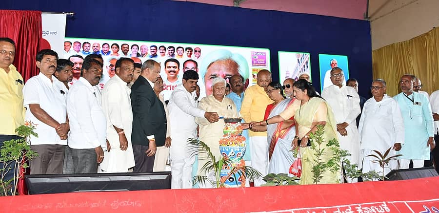 ಗದಗ ನಗರದ ಸ್ವಾಮಿ ವಿವೇಕಾನಂದ ಭವನದಲ್ಲಿ ಬುಧವಾರ ನಡೆದ ಗ್ಯಾರಂಟಿ ಕಾರ್ಯಾಗಾರ ಮತ್ತು ಉತ್ಸವವನ್ನು ಜಿಲ್ಲಾ ಉಸ್ತುವಾರಿ ಸಚಿವ ಎಚ್.ಕೆ.ಪಾಟೀಲ ಉದ್ಘಾಟಿಸಿದರು