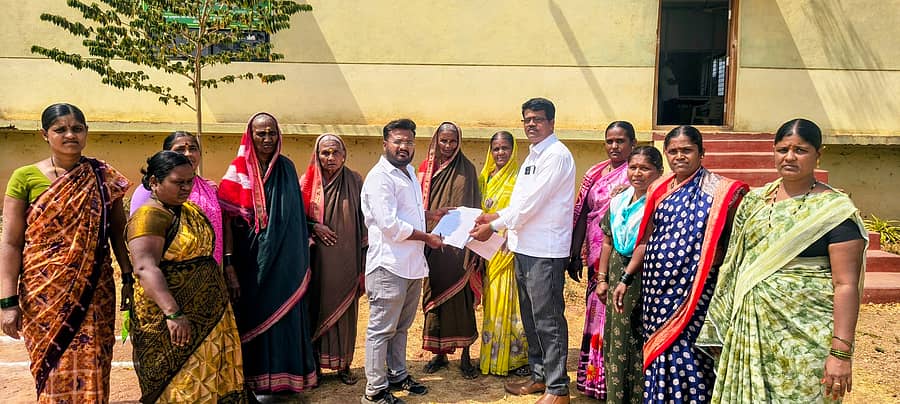 ನವನಗರದ ಸೆಕ್ಟರ್ ನಂ.47 ರಲ್ಲಿನ ಕರ್ನಾಟಕ ರಾಜ್ಯ ಬೀಜ ನಿಗಮದ ಸಂಸ್ಕರಣಾ ಘಟಕದ ಯಂತ್ರಗಳಿಂದಾಗುವ ಶಬ್ದ ಮಾಲಿನ್ಯ ನಿಯಂತ್ರಣಕ್ಕೆ ಆಗ್ರಹಿಸಿ ಅಲ್ಲಿನ ನಿವಾಸಿಗಳು ಪ್ರತಿಭಟನೆ ನಡೆಸಿ ನಿಗಮದ ವ್ಯವಸ್ಥಾಪಕರಿಗೆ ಮನವಿ ಸಲ್ಲಿಸಿದರು