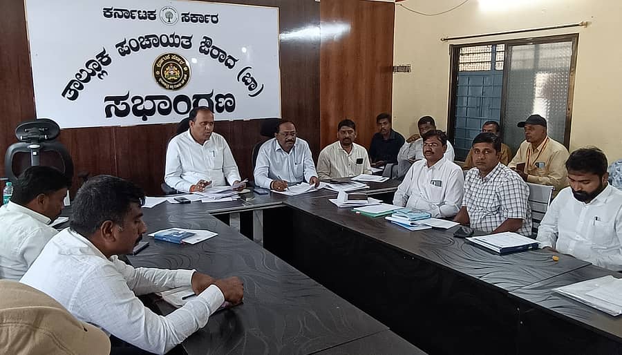 ಔರಾದ್ ತಾಲ್ಲೂಕು ಪಂಚಾಯಿತಿಯಲ್ಲಿ ನಡೆದ ತಾಲ್ಲೂಕು ಮಟ್ಟದ ಅಧಿಕಾರಿಗಳ ಸಭೆಯಲ್ಲಿ ಕುಡಿಯುವ ನೀರಿನ ಸಮಸ್ಯೆ ಚರ್ಚಿಸಲಾಯಿತು