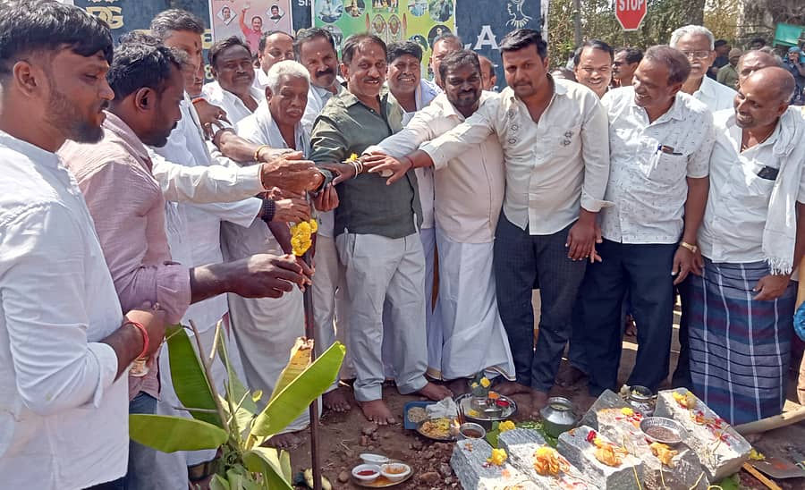 ಶ್ರೀರಂಗಪಟ್ಟಣ ತಾಲ್ಲೂಕಿನ ಬಿದರಹಳ್ಳಿಹುಂಡಿ ಗ್ರಾಮದಲ್ಲಿ ಸಿದ್ದಪ್ಪಾಜಿ ದೇವಾಲಯ ನಿರ್ಮಾಣ ಕಾಮಗಾರಿಗೆ ಶಾಸಕ ರಮೇಶ ಬಂಡಿಸಿದ್ದೇಗೌಡ ಬುಧವಾರ ಭೂಮಿಪೂಜೆ ನೆರವೇರಿಸಿದರು. ರಾಜ ಬೊಪ್ಪೇಗೌಡನಪುರದ ಸಿದ್ದಪ್ಪಾಜಿ ದೇವಾಲಯದ ಆಡಳಿತಾಧಿಕಾರಿ ಭರತರಾಜ ಅರಸ್ ಪಾಲ್ಗೊಂಡಿದ್ದರು