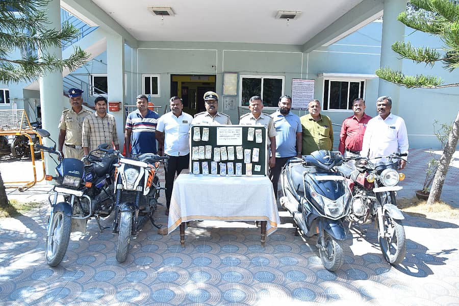 ಬಂಗಾರಪೇಟೆ ತಾಲ್ಲೂಕಿನ ಬೂದಿಕೋಟೆ ಪೋಲಿಸ್ ಠಾಣೆಯ ಪೊಲೀಸರು ದರೋಡೆಕೋರರಿಂದ ವಶಪಡಿಸಿಕೊಂಡಿರುವ ಹಣ ಹಾಗೂ ವಾಹನಗಳು