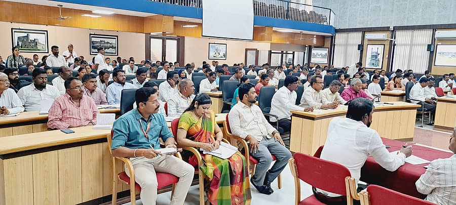 ವಿಜಯಪುರ ಜಿಲ್ಲಾ ಪಂಚಾಯಿತಿ ಸಭಾ ಭವನದಲ್ಲಿ ಗ್ರಾಮೀಣಾಭಿವೃದ್ಧಿ ಮತ್ತು ಪಂಚಾಯತ್ ರಾಜ್ ಇಲಾಖೆಯ ಕರ ವಸೂಲಾತಿ ಕುರಿತು ಪ್ರಗತಿ ಪರಿಶೀಲನಾ ಸಭೆಯಲ್ಲಿ  ಗ್ರಾಮ ಪಂಚಾಯಿತಿ ಕಾರ್ಯದರ್ಶಿ ಗ್ರೇಡ್-1, ಗ್ರೇಡ್-2 ಹಾಗೂ ದ್ವಿತೀಯ ದರ್ಜೆ ಲೆಕ್ಕ ಸಹಾಯಕರು ಪಾಲ್ಗೊಂಡಿದ್ದರು