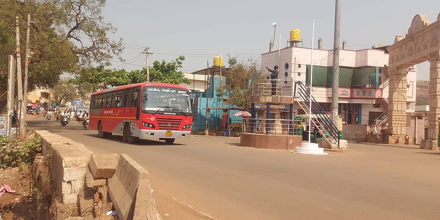 ಬಾದಾಮಿ-ಗದಗ ರಸ್ತೆಯಲ್ಲಿ ಮೇಣಬಸದಿ ಸಮೀಪದ ಬಿ.ಆರ್. ಅಂಬೇಡ್ಕರ್ ವೃತ್ತದಲ್ಲಿ ಅಪಾಯದ ಅಂಚಿನಲ್ಲಿರುವ ರಸ್ತೆ ಸೇತುವೆ