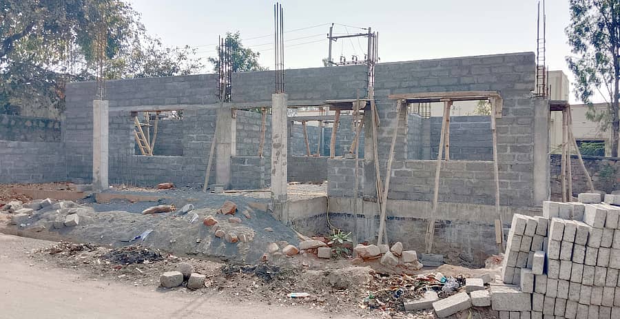 ತೇರದಾಳದಲ್ಲಿ ನಿಮರ್ಾಣ ಹಂತದಲ್ಲಿಯೇ ನಿಂತಿರುವ ಪಶು ಆಸ್ಪತ್ರೆ ಕಟ್ಟಡ.