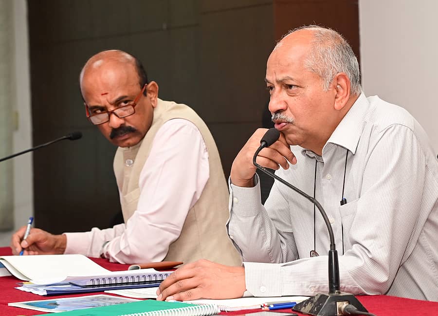 ಮಂಗಳೂರಿನಲ್ಲಿ ಬುಧವಾರ ನಡೆದ ಸಾರ್ವಜನಿಕ ವಿಚಾರಣೆ ಕಾರ್ಯಕ್ರಮದಲ್ಲಿ ಕರ್ನಾಟಕ ವಿದ್ಯುಚ್ಛಕ್ತಿ ನಿಯಂತ್ರಣ ಆಯೋಗದ ಅಧ್ಯಕ್ಷ ಪಿ.ರವಿ ಕುಮಾರ್ ಮಾತನಾಡಿದರು. ಸದಸ್ಯ ಎಚ್.ಕೆ ಜಗದೀಶ್ ಭಾಗವಹಿಸಿದ್ದರು: ಪ್ರಜಾವಾಣಿ ಚಿತ್ರ