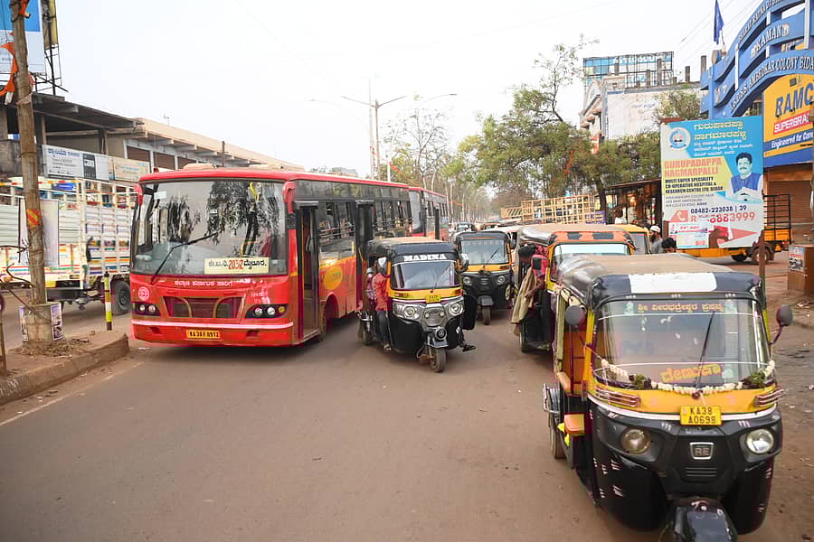 ಬೀದರ್‌ನ ಹಾರೂರಗೇರಿ ಕಮಾನ್‌ ಎದುರು ನಿತ್ಯ ಈ ದೃಶ್ಯ ಸಾಮಾನ್ಯ. ರಸ್ತೆಯುದ್ದಕ್ಕೂ ಆಟೊಗಳು ಬೇಕಾಬಿಟ್ಟಿ ನಿಲ್ಲುವುದರಿಂದ ಬಸ್‌ ಸೇರಿದಂತೆ ಇತರೆ ವಾಹನಗಳ ಸಂಚಾರಕ್ಕೆ ತೊಡಕಾಗುತ್ತಿದೆ