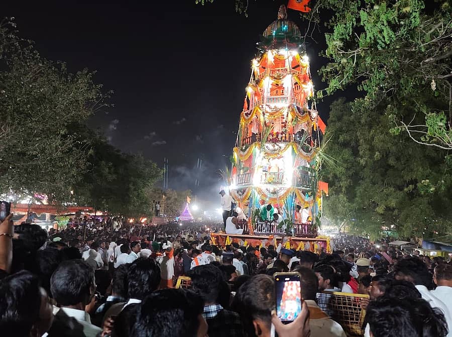 ಕಾಳಗಿ ತಾಲ್ಲೂಕಿನ ಕೋರವಾರ ಹೊರವಲಯದ ಅಣಿ ವೀರಭದ್ರೇಶ್ವರ ರಥೋತ್ಸವ ಬುಧವಾರ ತಡರಾತ್ರಿ ಅದ್ಧೂರಿಯಾಗಿ ಜರುಗಿತು
