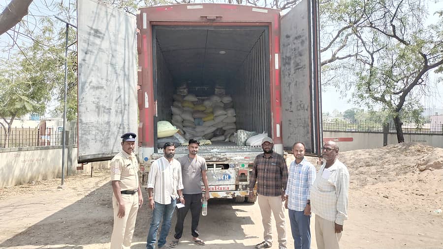 ಸಿಂಧನೂರಿನ ಆಹಾರ ಇಲಾಖೆಯ ಅಧಿಕಾರಿಗಳು ಅಕ್ರಮವಾಗಿ ಪಡಿತರ ಅಕ್ಕಿ ಸಾಗಣೆ ಮಾಡುತ್ತಿದ್ದ ಕಂಟೇನರ್ ಲಾರಿಯ ಮೇಲೆ ಬುಧವಾರ ದಾಳಿ ನಡೆಸಿ ವಶಕ್ಕೆ ಶಹರ ಪೊಲೀಸ್ ಠಾಣೆಗೆ ತಂದಿರುವುದು