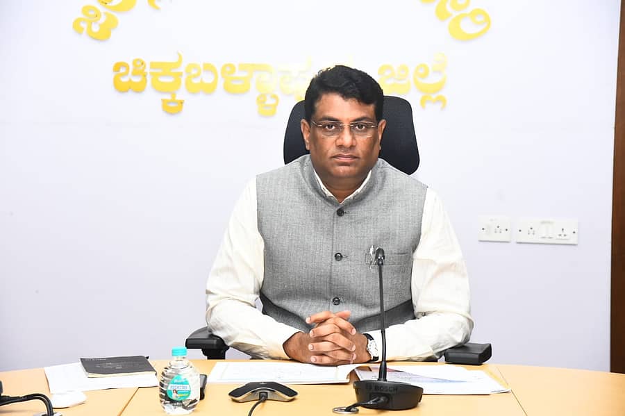 ಚಿಕ್ಕಬಳ್ಳಾಪುರದಲ್ಲಿ ನಡೆದ ಸಭೆಯಲ್ಲಿ ಜಿಲ್ಲಾಧಿಕಾರಿ ಜಿ.ಪ್ರಭು ಮಾತನಾಡಿದರು