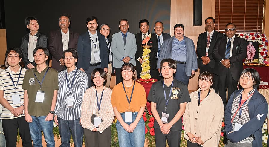 ಎಸ್‌ಜೆಸಿಇ ಕ್ಯಾಂಪಸ್‌ನಲ್ಲಿರುವ ಭಾರತೀಯ ರಬ್ಬರ್ ಸಂಸ್ಥೆ ಸಭಾಂಗಣದಲ್ಲಿ ಬುಧವಾರ ನಡೆದ ಅಂತರರಾಷ್ಟ್ರೀಯ ಕಾರ್ಯಾಗಾರದ ಉದ್ಘಾಟನೆಯಲ್ಲಿ ಪ್ರೊ. ಕೆ.ಎಸ್. ರಂಗಪ್ಪ, ಸಿ.ಜಿ. ಬೆಟಸೂರಮಠ್‌, ಬಿ. ಸುರೇಶ್‌, ಎ.ಎನ್. ಸಂತೋಷ್‌ಕುಮಾರ್, ತೇರೂ ಸೋನೆ, ಬಿ. ಸಿದ್ದಬಸವೇಗೌಡ ಹಾಗೂ ಜಪಾನ್‌ನ ಹೋಕೈಡೊ ವಿಶ್ವವಿದ್ಯಾಲಯದ ವಿದ್ಯಾರ್ಥಿಗಳು ಪಾಲ್ಗೊಂಡರು