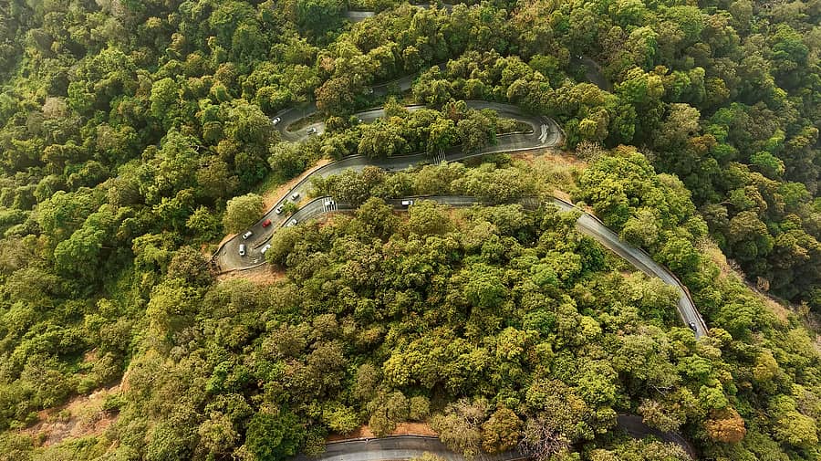 ಆಗುಂಬೆ ಘಾಟಿಯಲ್ಲಿನ ಹಿಮ್ಮುರಿ ತಿರುವುಗಳ ವಿಹಂಗಮ ನೋಟ: ಪ್ರಜಾವಾಣಿ ಚಿತ್ರ/ ಫಕ್ರುದ್ದೀನ್ ಎಚ್‌.