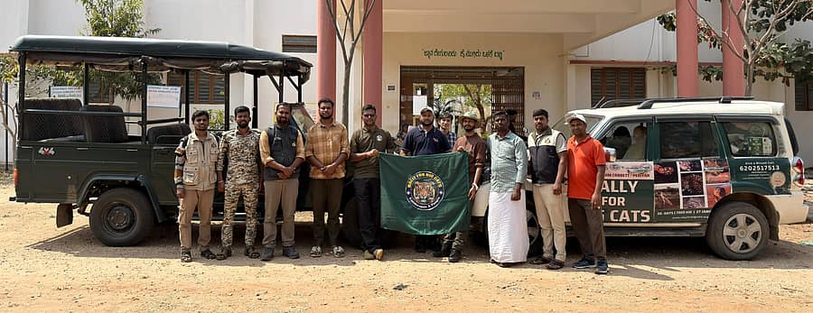 ದೊಡ್ಡ ಬೆಕ್ಕುಗಳ ಸಂತತಿ ಉಳಿವಿಗೆ ದೇಶದಾದ್ಯಂತ 7 ಸಾವಿರ ಕಿ.ಮೀ ಬೈಕ್ ರ‍್ಯಾಲಿ ಹಮ್ಮಿಕೊಂಡಿರುವ ವೈಲ್ಡ್‌ ಲೈಫ್‌ ಇನ್‌ಸ್ಟಿಟ್ಯೂಟ್ ಆಫ್ ಇಂಡಿಯಾ, ಇರಾಲೆ ಹಾಗೂ ಧಾತ್ರಿ ಸಂಸ್ಥೆಯ ಪ್ರತಿನಿಧಿಗಳು ಬುಧವಾರ ಗುಂಡ್ಲುಪೇಟೆಯಲ್ಲಿ ಜಾಗೃತಿ ಕಾರ್ಯಕ್ರಮ ನಡೆಸಿದರು