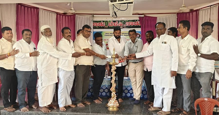 ಮೂಡಲಗಿಯ ಪಾದಬೋಧ ಸ್ವಾಮಿ ಸರ್ಕಾರಿ ಪ್ರಥಮ ದರ್ಜೆ ಮಹಾವಿದ್ಯಾಲಯದಲ್ಲಿ ಶ್ರೀಮತಿ ಭೀಮವ್ವಾ ಲಕ್ಷ್ಮಣರಾವ ಜಾರಕಿಹೊಳಿ ಮೆಮೊರಿಯಲ್‌ ಟ್ರಸ್ಟ್‌ನ ಜ್ಞಾನ ಸಾಧನಾ ಸ್ವ–ಅಧ್ಯಯನ ಕೇಂದ್ರದಿಂದ  ಸ್ಪರ್ಧಾತ್ಮಕ ಪರೀಕ್ಷಾರ್ಥಿಗಳಿಗೆ ಏರ್ಪಡಿಸಿದ್ದ ಉಚಿತ ತರಬೇತಿ ಕಾರ್ಯಾಗಾರವನ್ನು ಯುವ ಮುಖಂಡ ಸರ್ವೋತ್ತಮ ಜಾರಕಿಹೊಳಿ, ತಹಶೀಲ್ದಾರ್ ಶ್ರೀಶೈಲ್ ಗುಡಮೆ ಉದ್ಘಾಟಿಸಿದರು 