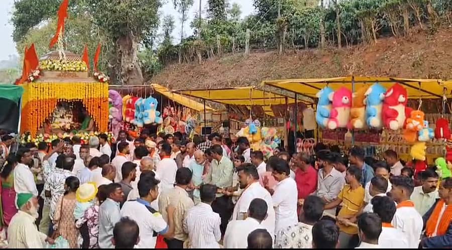 ಮೂಡಿಗೆರೆ ತಾಲ್ಲೂಕಿನ ಬಣಕಲ್ ಕಲ್ಲನಾಥೇಶ್ವರ ದೇವಾಲಯದಲ್ಲಿ ವಾರ್ಷಿಕ ಜಾತ್ರೆ ಪ್ರಯುಕ್ತ ರಥೋತ್ಸವ ನಡೆಯಿತು
