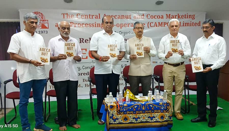 <div class="paragraphs"><p>ಅರೆಕಾ ನಟ್ - ಹಿಸ್ಟರಿ, ಕಾನ್‌ಸ್ಟಿಟ್ಯುಯೆಂಟ್, ಕ್ಯಾನ್ಸರ್ ಆ್ಯಂಡ್ ಬಿಯಾಂಡ್’ ಕೃತಿಯನ್ನು ಎನ್‌ಐಟಿಕೆ ನಿರ್ದೇಶಕ ಪ್ರೊ.ಬಿ.ರವಿ (ಎಡದಿಂದ ನಾಲ್ಕನೆಯವರು) ಅವರು ಮಂಗಳೂರಿನಲ್ಲಿ ಬುಧವಾರ ಲೋಕಾರ್ಪಣೆಗೊಳಿಸಿದರು.&nbsp;</p></div>