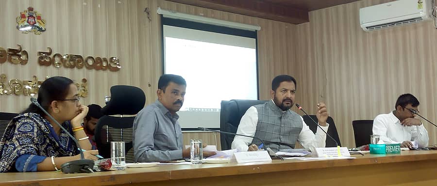 ತಾಲ್ಲೂಕು ಪಂಚಾಯತಿ ಸಭಾಂಗಣದಲ್ಲಿ ಕರಡು ಅಭಿವೃದ್ದಿ ಯೋಜನೆ ಪ್ರಕತಿ ಪರಿಶೀಲಾನಾ ಸಭೆಯಲ್ಲಿ ಶಾಸಕ ಶರತ್ ಬಚ್ಚೆಗೌಡ ಅಧಿಕಾರಿಗಳಿಂದಿಗೆ ಚರ್ಚೆ ನೆಡೆಸಿದ ಸಂದರ್ಭ