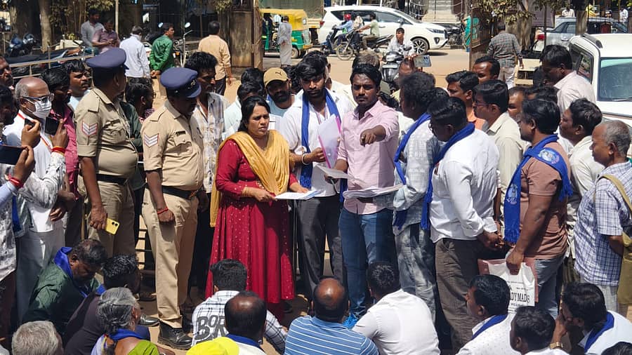 ಹೊಸಕೋಟೆ ತಾಲ್ಲೂಕು ಕಚೇರಿ ಆವರಣದಲ್ಲಿ ಅಂಬೇಡ್ಕರ್ ಸೇವಾ ಸಮಿತಿಯಿಂದ ಪ್ರತಿಭಟನೆ ನಡೆಯಿತು