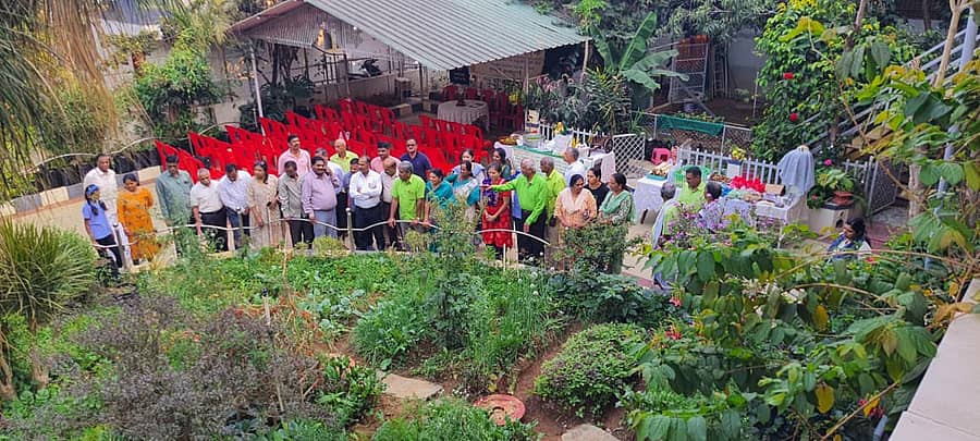 ಹಾಸನದ ಕೆ.ಆರ್‌. ಪುರಂನ ಹೇಮಾ ಅನಂತ್‌ ಅವರ ಮನೆಯ ಅಂಗಳದಲ್ಲಿ ಬೆಳೆದಿರುವ ತರಕಾರಿಯನ್ನು ಸಭಿಕರು ವೀಕ್ಷಿಸಿದರು.