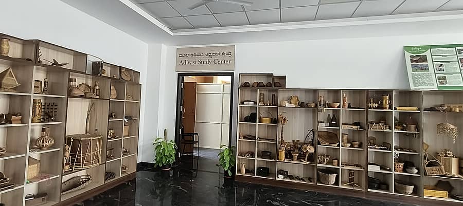 ಮೈಸೂರಿನ ಕರ್ನಾಟಕ ರಾಜ್ಯ ಬುಡಕಟ್ಟು ಸಂಶೋಧನಾ ಕೇಂದ್ರದಲ್ಲಿರುವ ಮೂಲ ಆದಿವಾಸಿಗಳ ಕೇಂದ್ರದ ನೋಟ