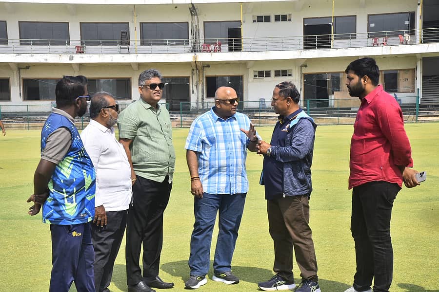 ರಣಜಿ ಟ್ರೋಫಿ ಟೂರ್ನಿಯ ಫೈನಲ್ ಪಂದ್ಯ ಹುಬ್ಬಳ್ಳಿಯ ರಾಜನಗರದ ಕೆಎಸ್ಸಿಎ ಕ್ರೀಡಾಂಗಣದಲ್ಲಿ ನಡೆಯಲಿರುವ ಹಿನ್ನೆಲೆಯಲ್ಲಿ ಕೆಎಸ್ಸಿಎ ವ್ಯವಸ್ಥಾಪನಾ ಸಮಿತಿ ಸದಸ್ಯ ಅವಿನಾಶ ವೈದ್ಯ ಅವರು ಗುರುವಾರ ಕ್ರೀಡಾಂಗಣಕ್ಕೆ ಭೇಟಿ ನೀಡಿ ಪರಿಶೀಲಿಸಿದರು