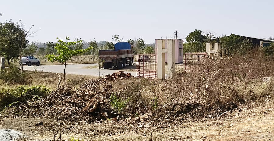 ಬ್ಯಾಡಗಿ ತಾಲ್ಲೂಕಿನ ಚಿಕ್ಕಣಜಿ ಬಳಿ ಜಾನುವಾರು ಮಾರುಕಟ್ಟೆಯ ಕಾಂಪೌಂಡ್ ಗೋಡೆ ಕುಸಿದು ಬಿದ್ದಿರುವುದು