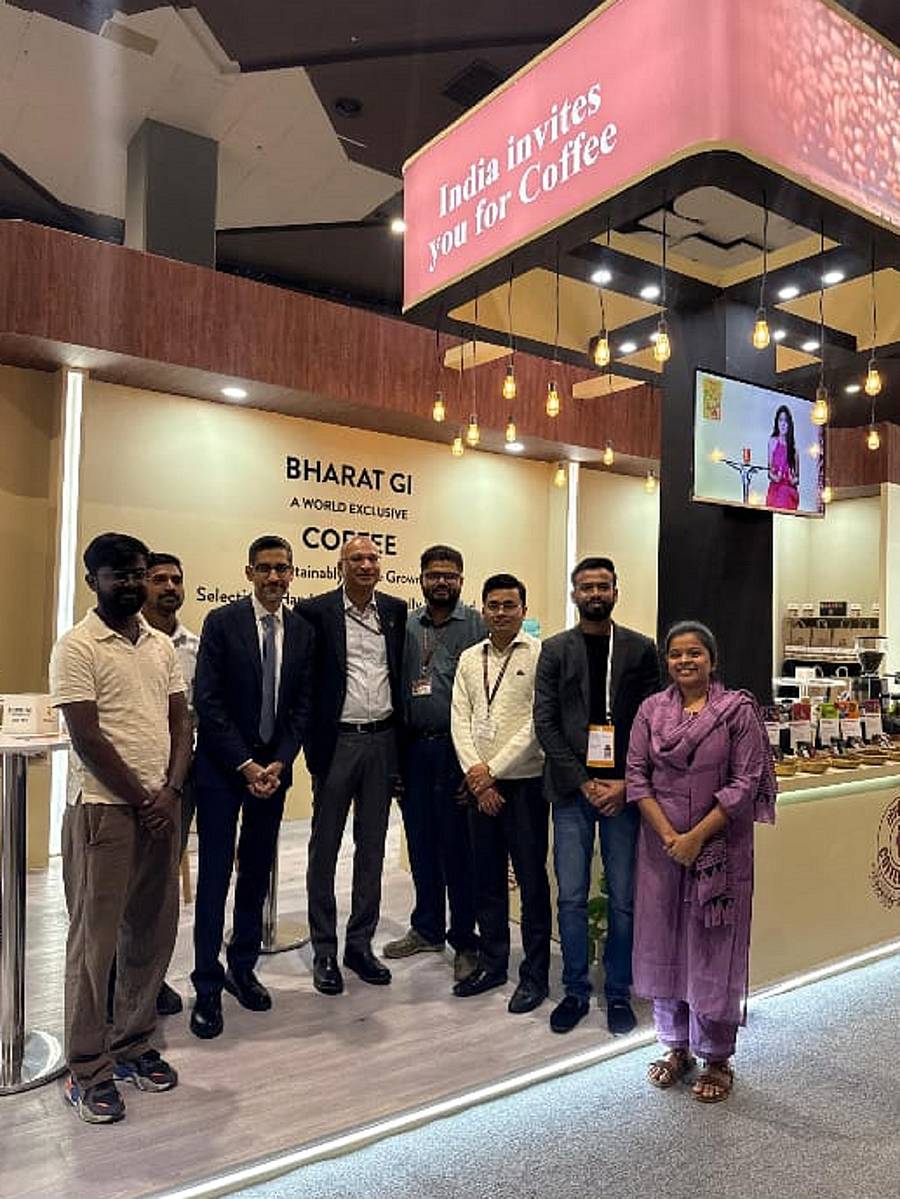 ನವದೆಹಲಿಯಲ್ಲಿ ನಡೆಯುತ್ತಿರುವ ಎ.ಐ (ಕೃತಕ ಬುದ್ಧಿಮತ್ತೆ) ಇಂಪ್ಯಾಕ್ಟ್ ಶೃಂಗಸಭೆಯಲ್ಲಿರುವ ಭಾರತೀಯ ಕಾ‍ಫಿ ಮಂಡಳಿಯ ಮಳಿಗೆಯ ಮುಂದೆ ಗೂಗಲ್ ಕಂಪ‍ನಿಯ ಮುಖ್ಯ ಕಾರ್ಯನಿರ್ವಹಣಾಧಿಕಾರಿ ಸುಂದರ್ ಪಿಚೈ ಅವರು ಫೋಟೊ ತೆಗೆಸಿಕೊಂಡರು