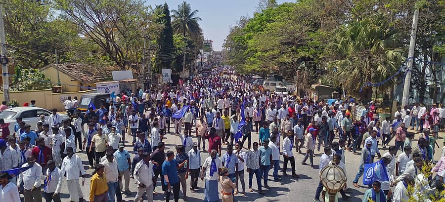 ಒಳ ಮೀಸಲಾತಿ ಅನ್ಯಾಯವಾಗಿದೆ ಎಂದು ಆರೋಪಿಸಿ ಕೊಳ್ಳೇಗಾಲ ತಾಲ್ಲೂಕು ಬಲಗೈ ಸಮುದಾಯಗಳ ಒಕ್ಕೂಟದ ವತಿಯಿಂದ ಬೃಹತ್ ಪ್ರತಿಭಟನಾ ಮೆರವಣಿಗೆ ಗುರುವಾರ ನಡೆಯಿತು