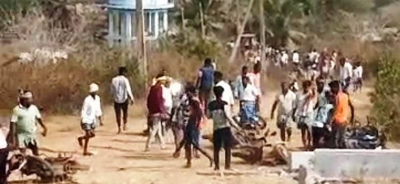 ರಟ್ಟೀಹಳ್ಳಿ ತಾಲ್ಲೂಕಿನ ಹಿರೇಯಡಚಿ-ಕ್ಯಾತನಕೇರಿ ಗ್ರಾಮಗಳ ವ್ಯಾಪ್ತಿಯ ದುರ್ಗಮ್ಮ ದೇವಸ್ಥಾನ ನಿರ್ಮಾಣ ವಿಚಾರವಾಗಿ ಗುರುವಾರ ಹಿರೇಯಡಚಿ ಹಾಗೂ ಕ್ಯಾತನಕೇರಿ ಗ್ರಾಮಸ್ಥರ ನಡುವೆ ಗಲಾಟೆ ನಡೆದಿದೆ