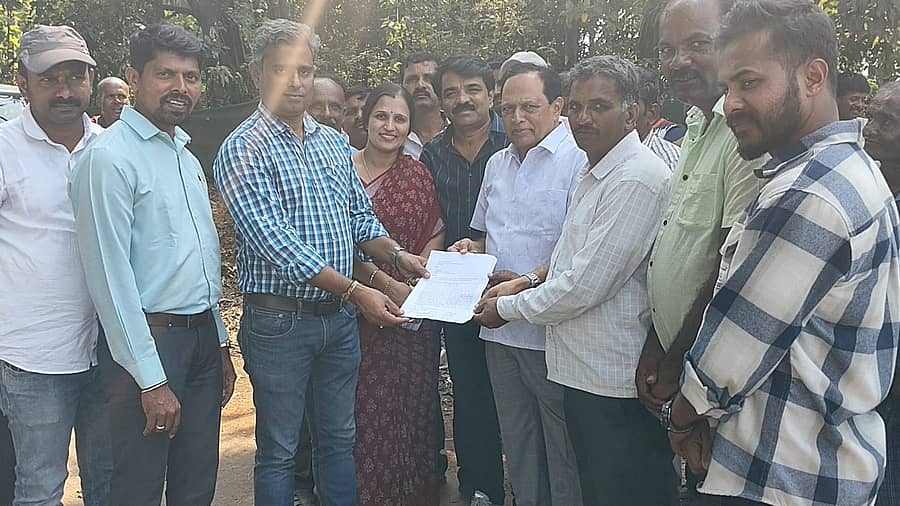 ಹೊಸನಗರ ತಾಲ್ಲೂಕು ಕರಿಮನೆ ಗ್ರಾಮ ರಸ್ತೆಗೆ ಮಂಜೂರಾದ ಅನುದಾನ ಬೇರೆಡೆ ವರ್ಗಾವಣೆ ಆಗಿರುವುದನ್ನು ವಿರೋಧಿಸಿದ ಗ್ರಾಮಸ್ಥರು ಪ್ರತಿಭಟನೆ ನಡೆಸಿದರು.