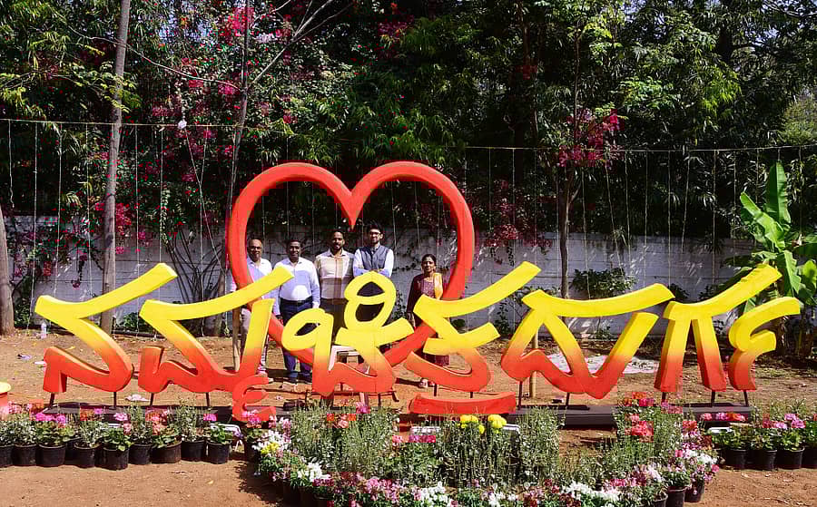 ಫಲ–ಪುಷ್ಪ ಪ್ರದರ್ಶನದ ಅಂಗವಾಗಿ ತೋಟಗಾರಿಕೆ ಇಲಾಖೆ ಕಚೇರಿ ಆವರಣದಲ್ಲಿ ಗಮನಸೆಳೆಯುತ್ತಿರುವ ಕಲಾಕೃತಿ