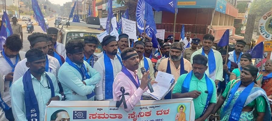 ಸಮತಾ ಸೈನಿಕ ದಳದ ಜಿಲ್ಲಾ ಸಮಿತಿಯ ವತಿಯಿಂದ ಉಡುಪಿಯ ಬ್ರಹ್ಮಗಿರಿ ವೃತ್ತದಲ್ಲಿ ಗುರುವಾರ ಪ್ರತಿಭಟನೆ ನಡೆಯಿತು